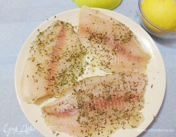 Рыбу посолить, полить лимонным соком и посыпать любой смесью пряностей для рыбы. Оставить на 15 минут.