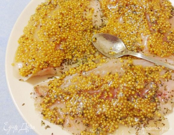 Обмазать рыбное филе со всех сторон.