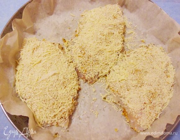 Обвалять в этой смеси филе рыбы в горчице. Выложить на противень.