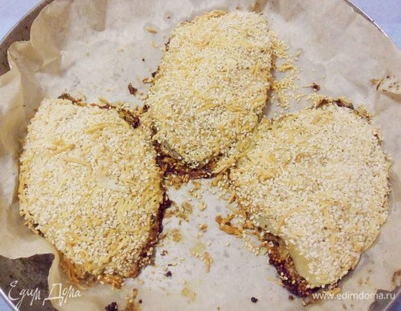 Запекать в разогретой до 200°C духовке до золотистой корочки — это около 20 минут.