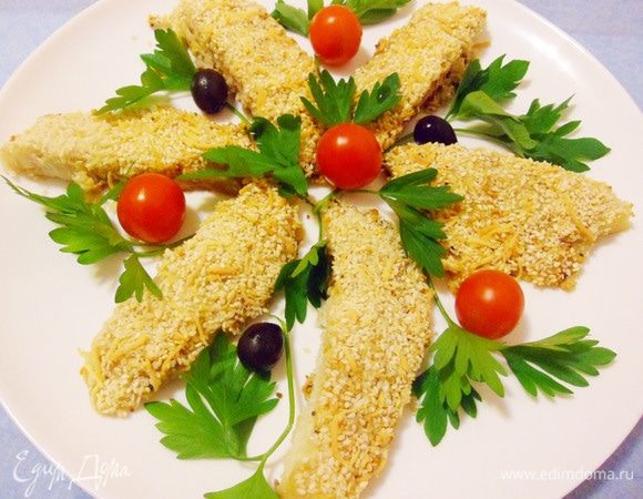 Я разрезал каждое филе на 2 части, выложил на блюдо и украсил зеленью, помидорами черри и маслинами.