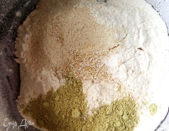 Тесто я замешиваю в хлебопечке. Режим «Тесто» (1 час). Сверху на муке вы видите отруби, муку из зародышей зерна и зеленую — это мука из семян тыквы (всего нужно по 1 столовой ложке). Еще момент. В тесто нужно всего 2 ст. л. растительного масла, и вода должна быть теплой.