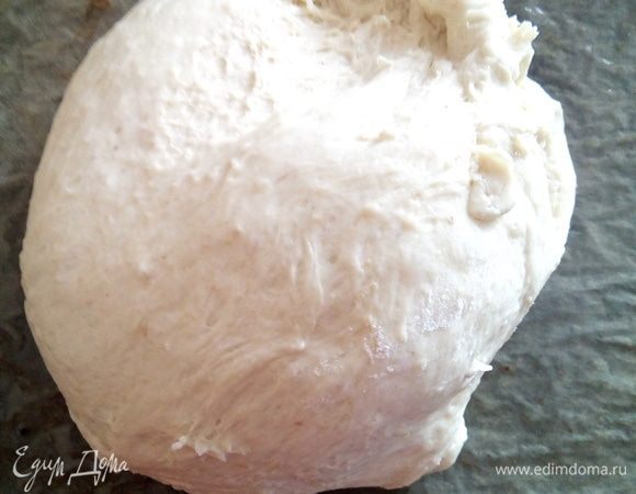 Готовое тесто я перекладываю на противень, на пергамент, смазанный растительным маслом.