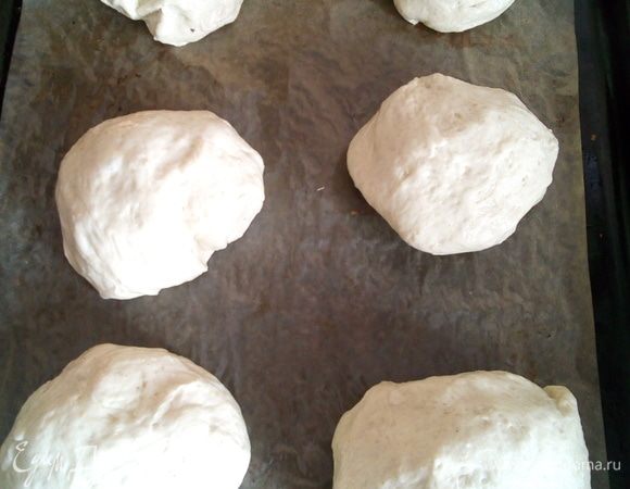Формирую булочки. В холодную духовку для увеличения вдвое.