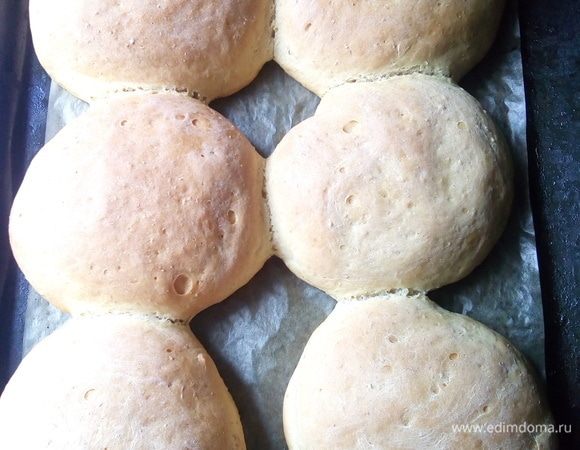 Затем выпекать в холодной духовке при 150°C до золотистого цвета (около 40 минут). Вынуть и сразу же завернуть в чистое полотенце.