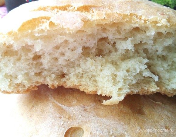 Поближе. Мякиш нежный, а корочка хрустящая. Очень вкусно. Обязательно попробуйте приготовить этот невероятный хлеб.