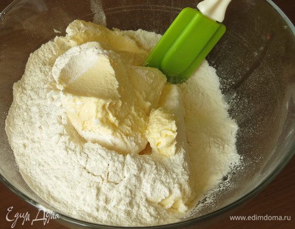 Приготовление теста: соединяем масло и муку. Масло надо выдержать час при комнатной температуре перед приготовлением. В жаркую погоду меньше.