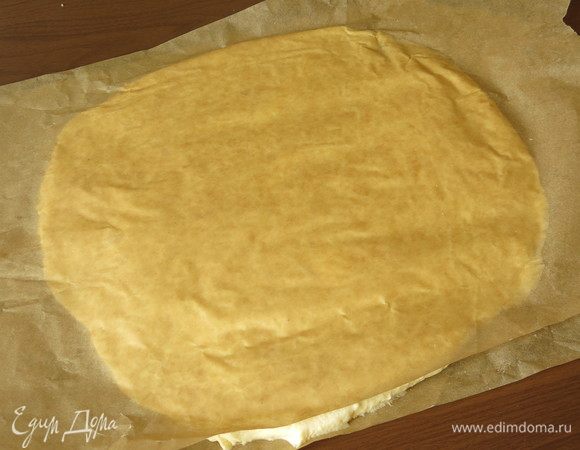 Между листами бумаги формируем квадрат толщиной 1 см.