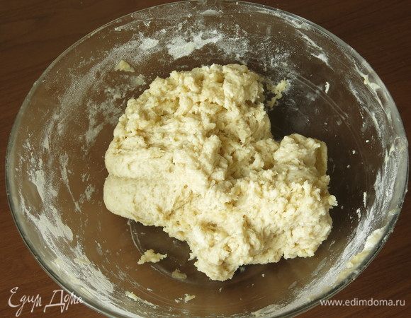 Для темперы соединяем растопленное масло, муку, уксус и эссенцию. Эссенция — мой перевод одного из компонентов рецепта.