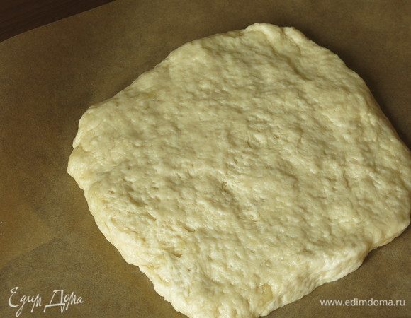 Раскатываем пласт в 2 см в виде квадрата. Рекомендую раскатывать именно квадрат, а не как у меня, подобие, чем ровнее, тем легче будет потом формировать тесто. Ставим оба раскатанных квадрата в холодильник на час.