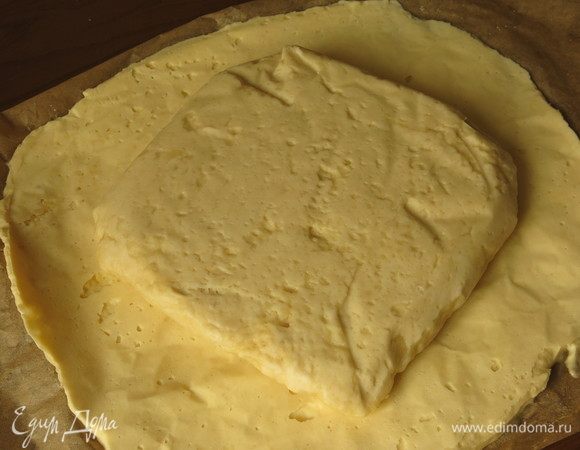 Кладем квадрат масляный, на него — диагонально тесто.