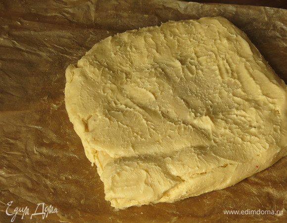 Закрываем тестом из масла тесто на основе муки и воды. Все делаем на бумаге. Чуть прижимаем. Рекомендуется готовить это тесто в прохладном помещении. У меня температура повышенная, масло чуть поплыло.