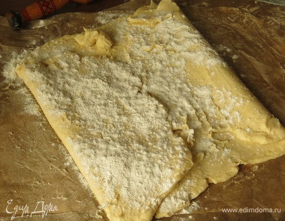 Складываем к середине правую и левую половинки теста. Так как масло чуть поплыло, мне пришлось посыпать мукой.