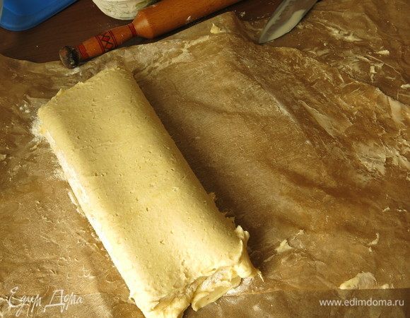 Теперь складываем пополам. Ставим на холод на 1 час.