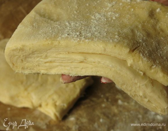 Через час поворачиваем опять тесто складкой налево, раскатываем, делим условно на три части и складываем правую и левую часть на среднюю — похоже на кошелек. Получается такое тесто со слоями. Разрезаем тесто на 4 части, каждая примерно по 280–300 г. Если будем использовать тесто в течение 2–3 дней, кладем в холодильник, позже — в морозильник. Я готовила тесто заранее. При приготовлении галеты использована половина теста 2х300 г.