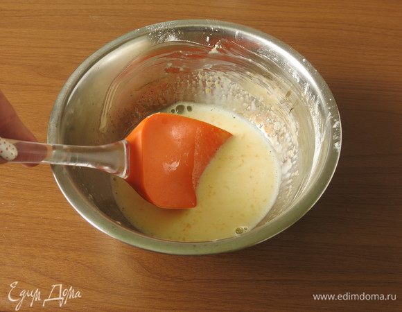 Кипятим молоко. Соединяем крахмал, сахар, желток. Вливаем молоко, перемешиваем.