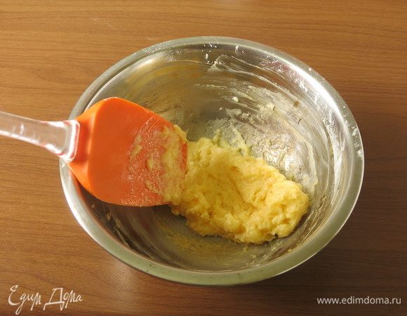 Ставим на огонь небольшой и быстро завариваем. Процесс занимает 1–1,5 минуты, количество крема небольшое, на одну порцию.