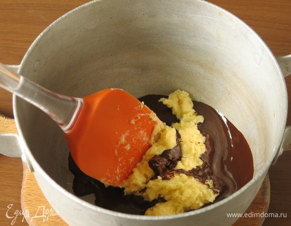 Заранее растапливаем шоколад на водяной бане. Добавляем крем заварной к шоколаду.