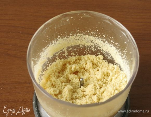 Готовим миндальный крем, у меня не мука, а целый миндаль, очищаем, перемалываем.