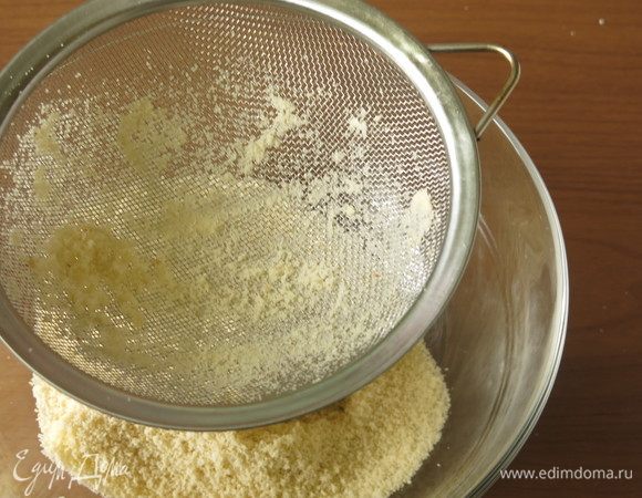 Просеиваем миндаль к сахару и маслу.