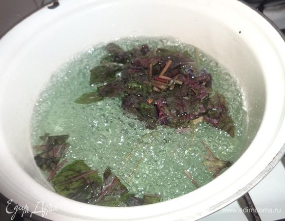 Воду вскипятить. Положить в нее нарезанный базилик и веточки лаванды. Варить 1–2 мин. Выключить огонь и дать отвару настояться 20–25 мин.