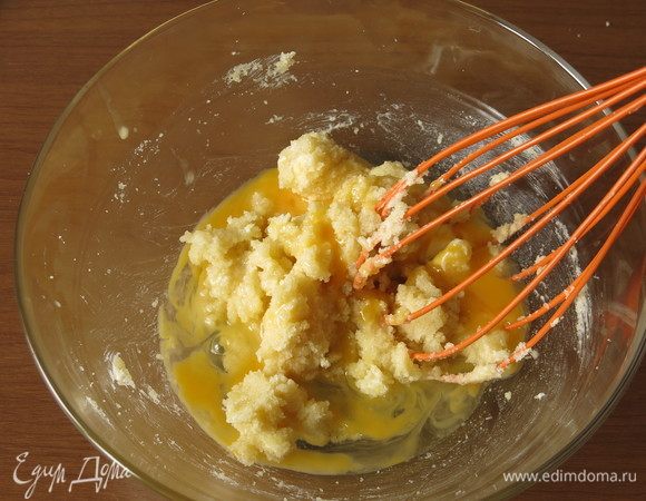 Вбиваем яйцо, продолжаем вымешивать.