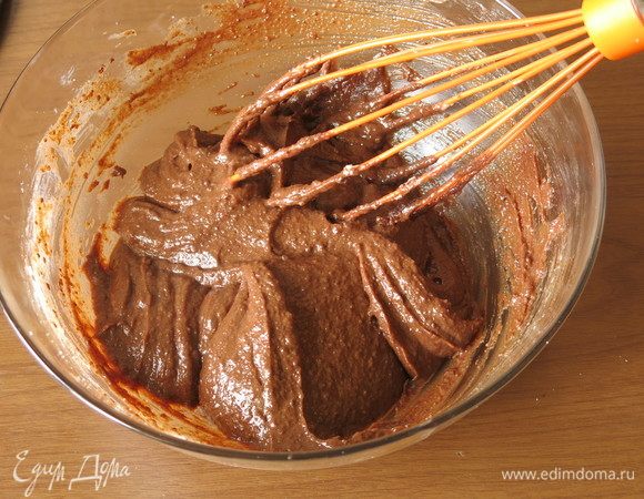 Если шоколадный крем не горячий, соединяем компоненты.