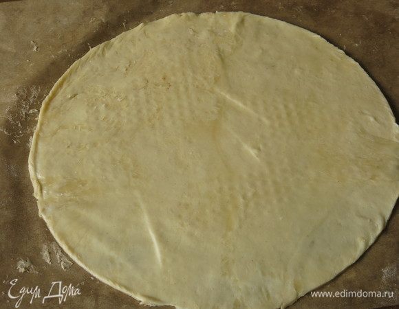 Раскатываем тесто, вырезаем круг диаметром 24 см, 3 мм шириной.