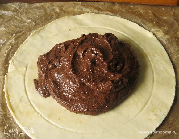 В центр выкладываем франжипан, оставляя край 3 см.