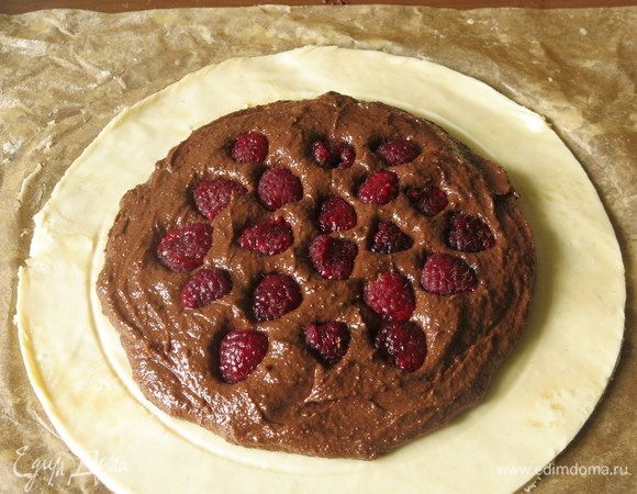 Вдавливаем малину. Кладем с края боб.