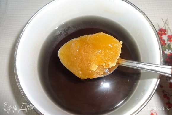 В теплый настой положить мед и перемешать до полного растворения. Поставить чай охлаждаться в холодильник.