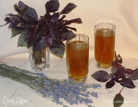 Наш ароматный и полезный чай готов! Разливаем по стаканам и продолжаем болеть!