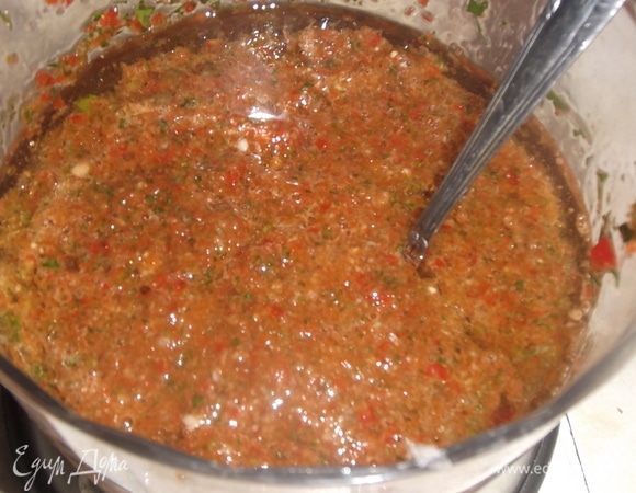 Перец сладкий, острый, чеснок и зелень перемолоть блендером или мясорубкой. Добавить масло, уксус, сахар, соль. Перемешать, вылить на дно 3-х литровой банки.