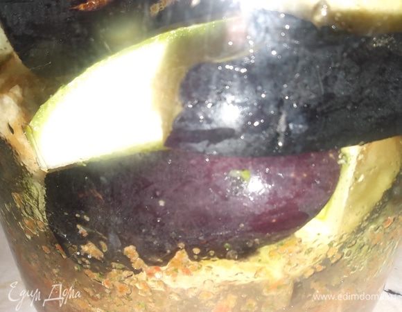 Сверху выложить нарезанные дольками кабачки и баклажаны.