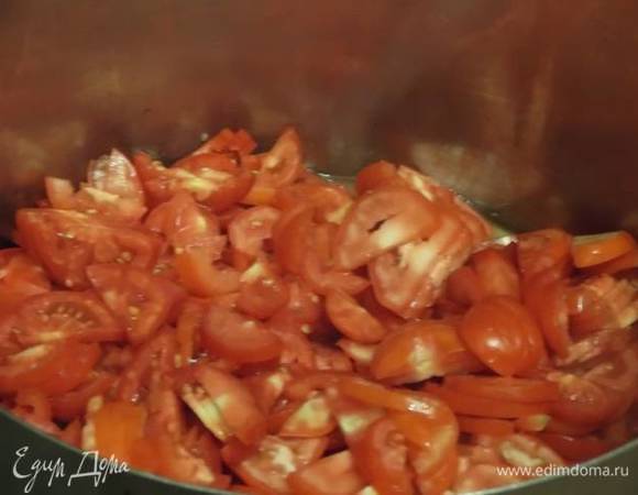 В кастрюлю налить масло и положить помидоры. Накрыть крышкой и дать пропариться до выделения сока.