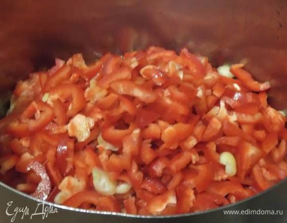 Затем добавить перец, так же пропарить минут 5 на медленном огне под крышкой.
