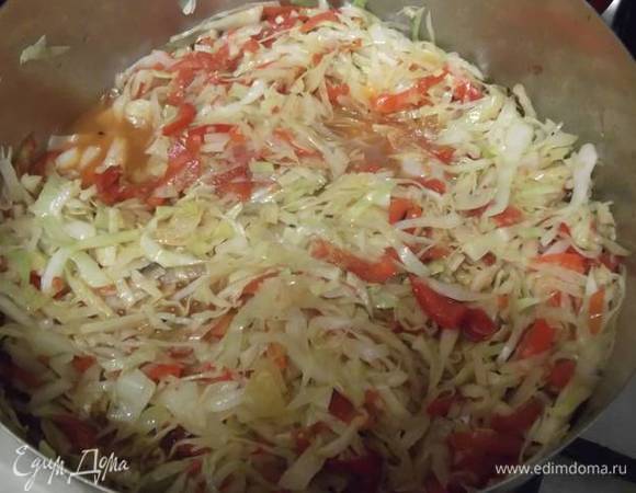 Когда капуста осядет, перемешиваем. Добавляем сахар, соль и уксус. Накрываем и тушим на медленном огне 1,5 часа, изредка помешивая.