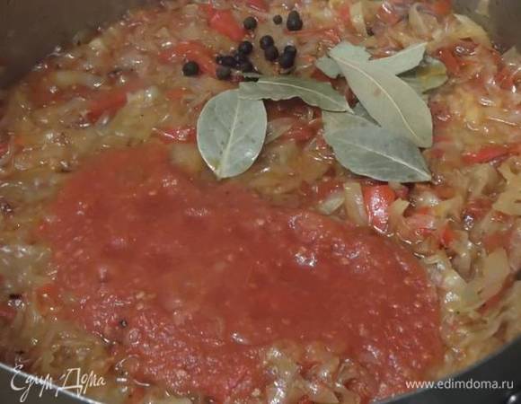За 30 минут до окончания варки добавляем лавровый лист, перец и томат. Томатную пасту нужно развести до консистенции кетчупа. Пробуем на соль и сахар. Если нужно, добавляем по вкусу. Мешаем и варим до окончания времени. Раскладываем по подготовленным банкам. Переворачиваем. Удачных заготовок!