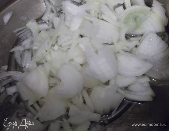 В кастрюлю налить растительное масло и обжарить лук до прозрачности.