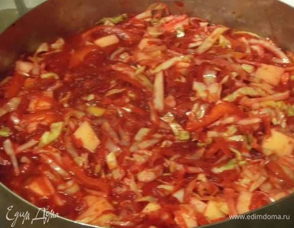 Перемешиваем, накрываем крышкой и тушим на медленном огне 1 час с момента закипания. Раскладываем по банкам и закатываем. Удачных заготовок! Выход — 4,5 литра.