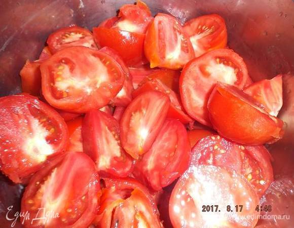 Вариант первый. В кастрюлю уложить промытые и очищенные от плодоножек нарезанные помидоры. У меня уходит 4 кг помидоров. Добавить 1,5 стакана воды.