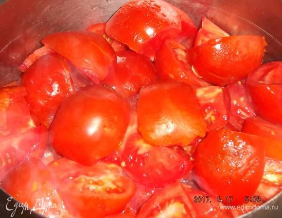 Накрыть крышкой и на большом огне довести до кипения. Когда помидоры закипят, убавить огонь до минимума.