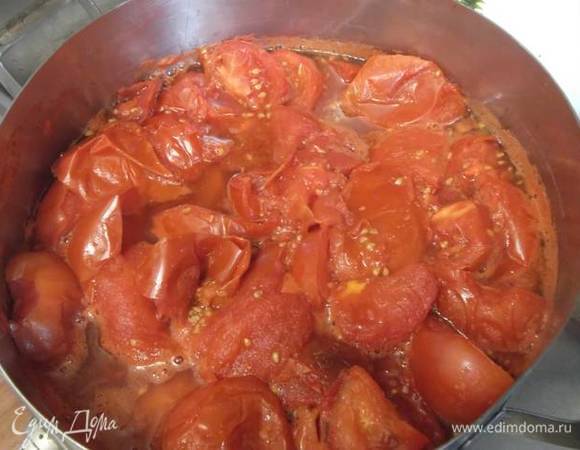 На медленном огне под крышкой довести помидоры до распаренного состояния, выключить.
