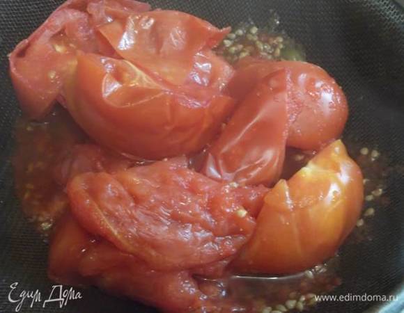 Частями выложить помидоры в сито.