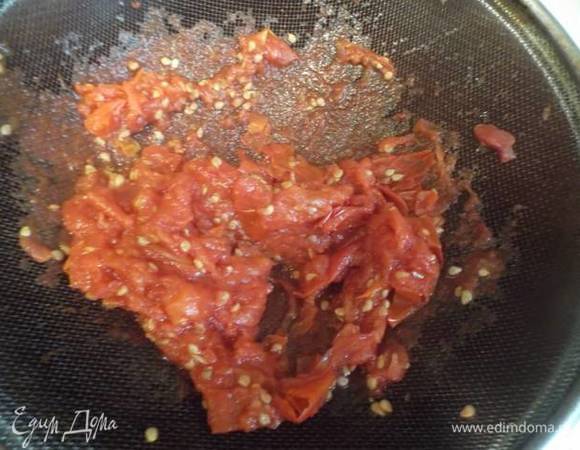 Перетереть толкушкой. Жмых от помидоров отложите в сторону.