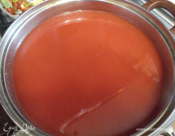 Теперь сок вы можете посолить по вкусу. Можно соль не добавлять. По желанию. Тут вариант такой. Если же вы храните банки в холоде. Сок просто можно довести до кипения и разлить в подготовленные банки и закатать.