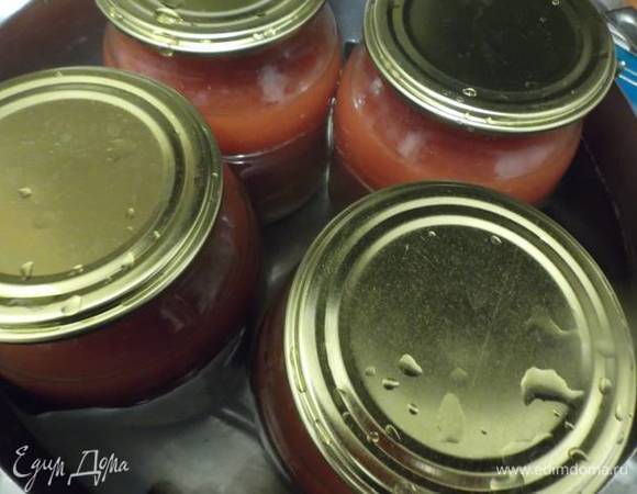 Простерилизуйте банки по времени в зависимости от объема банки. Литровые — 15–20 минут. Закатайте.