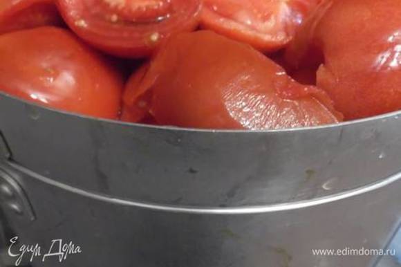 Вариант второй. В соковарку также уложить подготовленные помидоры (у меня 4 кг с верхом входит).