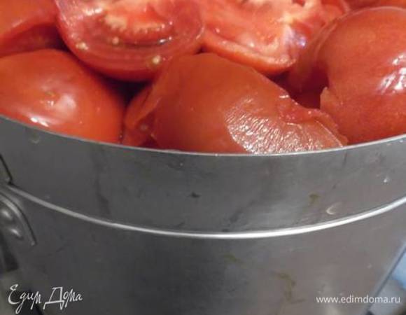 Вариант второй. В соковарку также уложить подготовленные помидоры (у меня 4 кг с верхом входит).