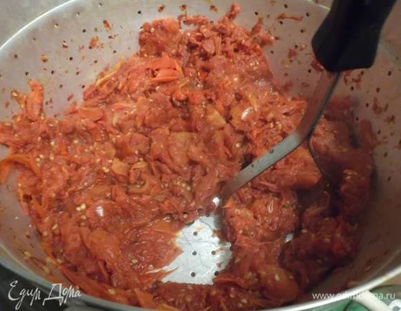 Также перетираем помидоры толкушкой, только в соковарке. Жмых оставляем в стороне.